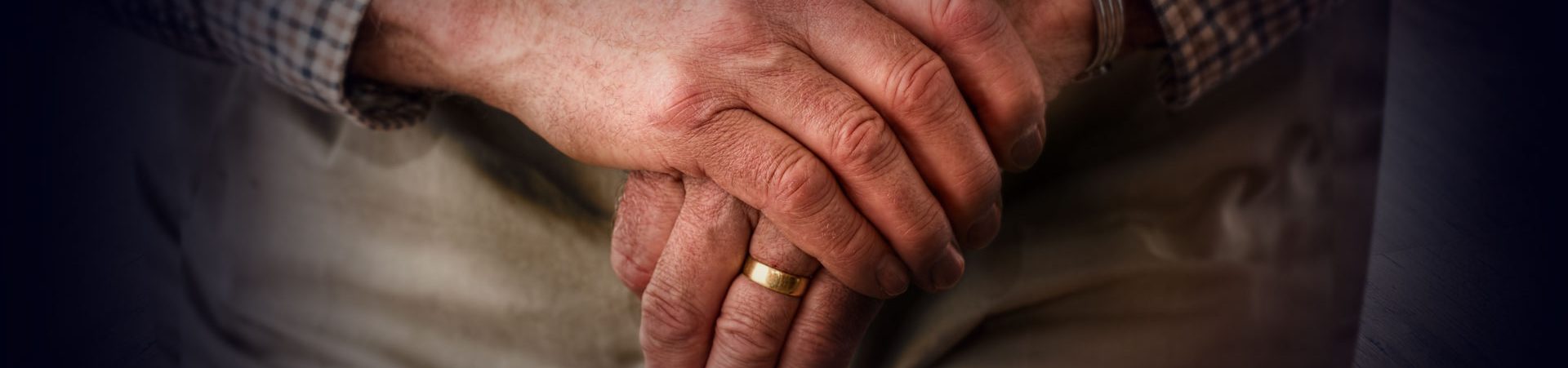 Rentner mit Gehstock in Pflege